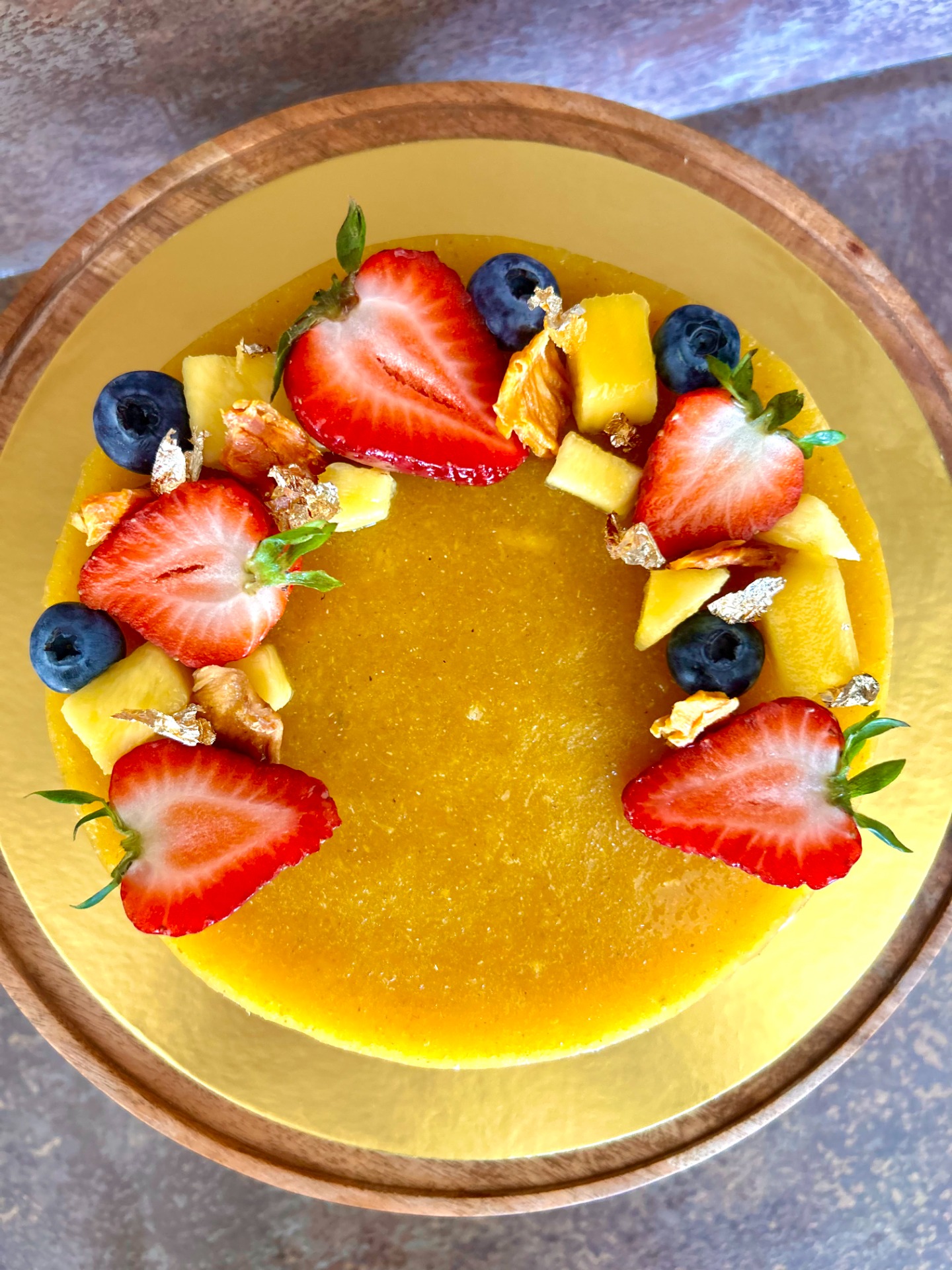 Prémium nyers vegán mangós sajttorta fermentált kesudióból, hozzáadott cukor nélkül, gluténmentesen és laktózmentesen – No Sugar, No Drama!