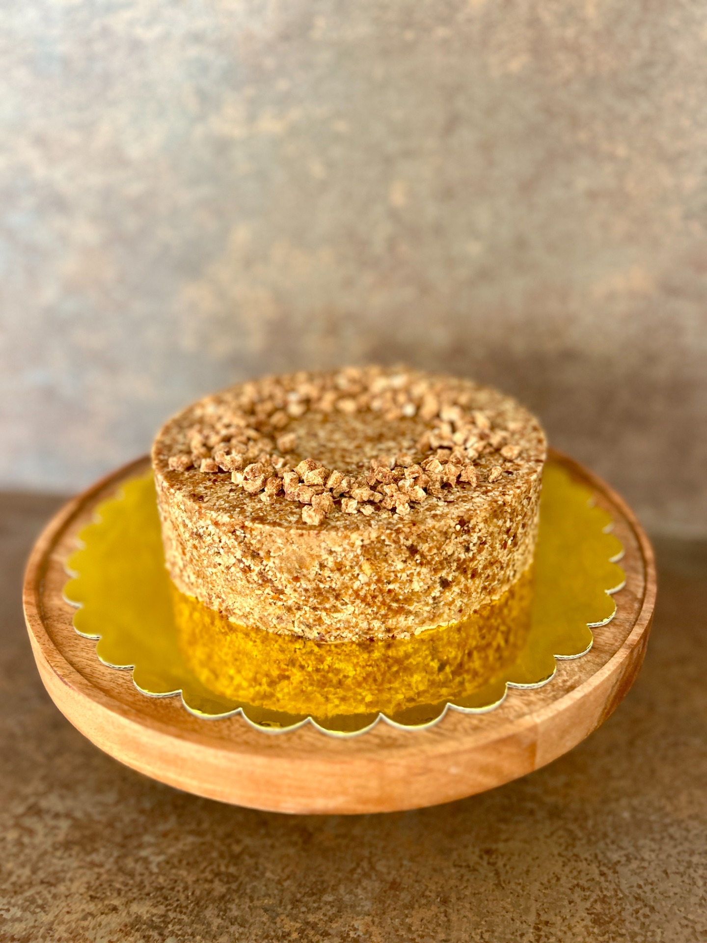 Gluténmentes, lisztmentes, vegán Pumpkin Spice sajttorta selymes sütőtökös krémmel és mandulás-datolyás-zabos felső réteggel.